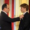 François Hollande décorait François Gabart, vainqueur du Vendée Globe 2012-2013 de la Légion d'honneur le 8 avril 2013 au palais de l'Elysée en compagnie des anciens vainqueurs du Vendée Globe