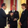 François Hollande décorait François Gabart, vainqueur du Vendée Globe 2012-2013 de la Légion d'honneur le 8 avril 2013 au palais de l'Elysée en compagnie des anciens vainqueurs du Vendée Globe