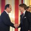 François Hollande décorait François Gabart, vainqueur du Vendée Globe 2012-2013 de la Légion d'honneur le 8 avril 2013 au palais de l'Elysée en compagnie des anciens vainqueurs du Vendée Globe