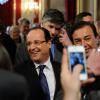 François Hollande heureux après avoir décoré François Gabart, vainqueur du Vendée Globe 2012-2013 de la Légion d'honneur le 8 avril 2013 au palais de l'Elysée en compagnie des anciens vainqueurs du Vendée Globe