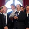 François Hollande décorait François Gabart, vainqueur du Vendée Globe 2012-2013 de la Légion d'honneur le 8 avril 2013 au palais de l'Elysée en compagnie des anciens vainqueurs du Vendée Globe