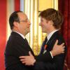 François Hollande décorait François Gabart, vainqueur du Vendée Globe 2012-2013 de la Légion d'honneur le 8 avril 2013 au palais de l'Elysée en compagnie des anciens vainqueurs du Vendée Globe