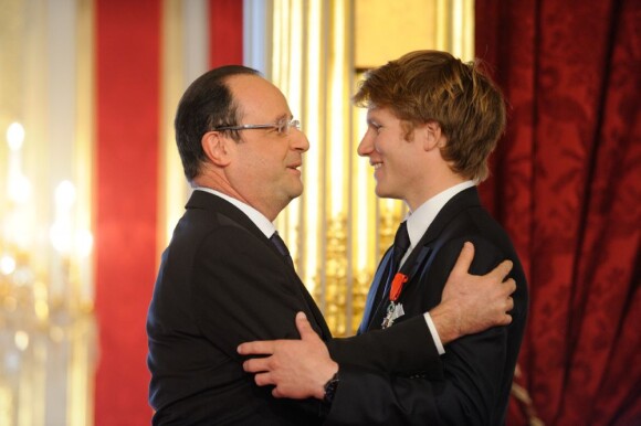 François Hollande décorait François Gabart, vainqueur du Vendée Globe 2012-2013 de la Légion d'honneur le 8 avril 2013 au palais de l'Elysée en compagnie des anciens vainqueurs du Vendée Globe