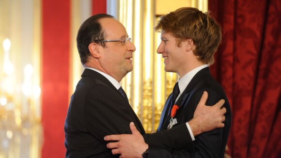 François Hollande : Vent debout pour décorer le jeune prodige François Gabart