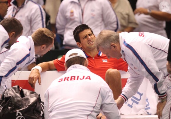 Novak Djokovic, soigné par son capitaine lors de son match de Coupe Davis face à Sam Querrey à Boise le 7 avril 2013
