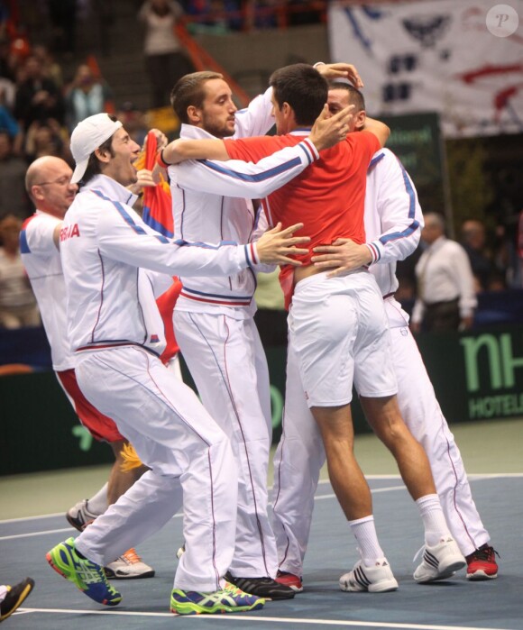 Novak Djokovic célèbre la victoire avec son équipe après sa victoire en Coupe Davis à Boise le 7 avril 2013