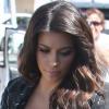 Kim Kardashian, tout de noir vêtue sous le soleil de West Hollywood. Le 9 avril 2013.