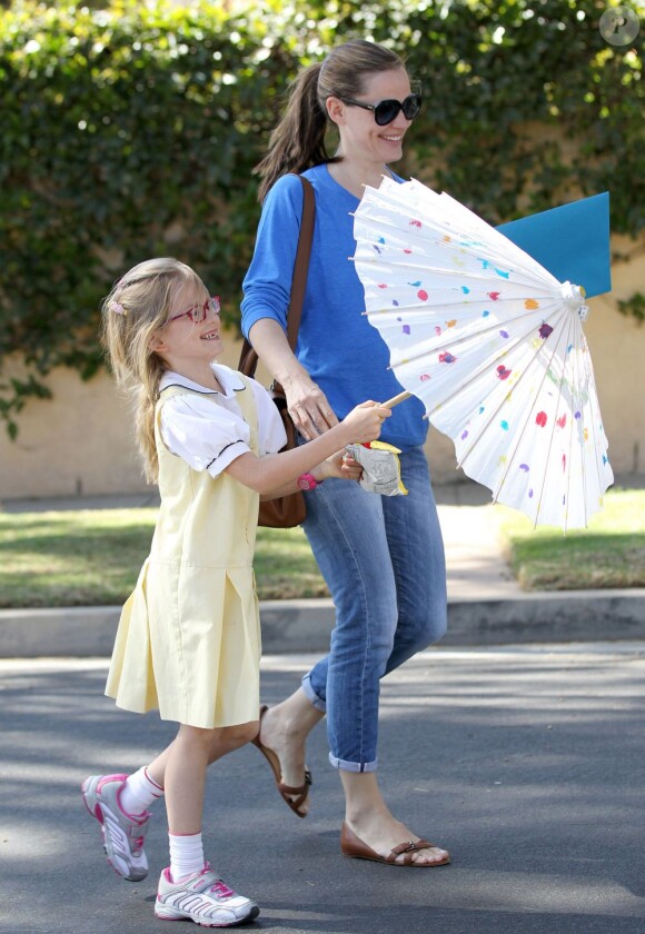 Jennifer Garner est allée chercher son ainée Violet à l'école pour l'emmener ensuite à son cours de piano à Santa Monica, le 9 avril 2013