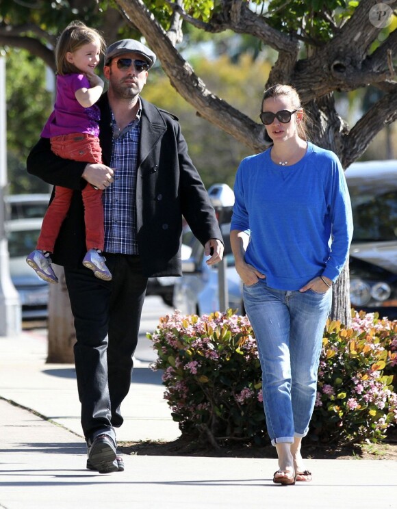 Jennifer Garner et Ben Affleck se promènent dans les rues de Pacific Palisades avec leur fille Seraphina, le 9 avril 2013