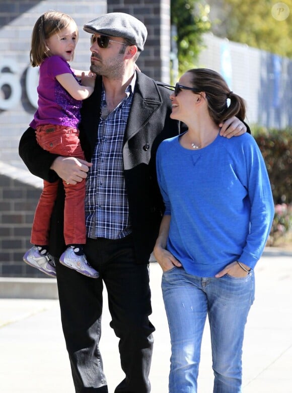 Jennifer Garner et Ben Affleck se promènent dans les rues de Pacific Palisades avec leur cadette Seraphina, le 9 avril 2013