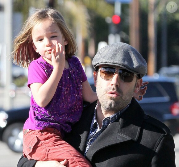 Jennifer Garner et Ben Affleck se promènent dans les rues de Pacific Palisades avec leur fille Seraphina, le 9 avril 2013 - Seraphina dans les bras de papa