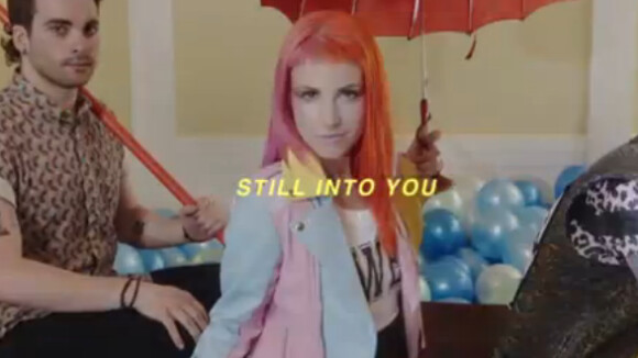 Paramore, 'Still Into You': La jolie Hayley Williams s'amuse dans un clip coloré