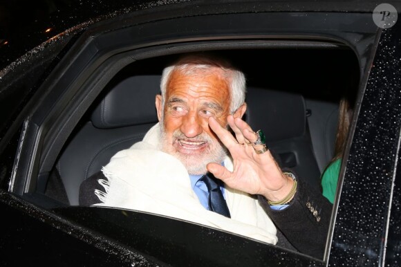 Jean-Paul Belmondo quitte le restaurant Veramente où il a fêté ses 80 ans, le 9 avril 2013.