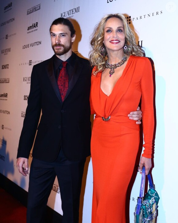 Sharon Stone et Martin Mica au Gala de l'amfAR à São Paulo au Brésil le 5 avril 2013.
