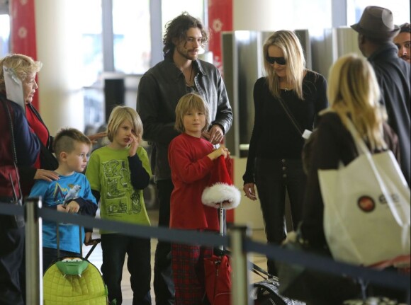 Sharon Stone, son petit ami Martin Mica et ses fils Roan, Laird et Quinn à l'aéroport de Los Angeles, le 23 décembre 2012.