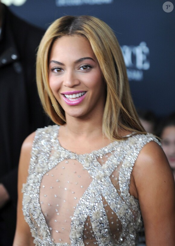 Beyoncé à la première du film documentaire Beyoncé : Life is but a dream au Ziegfeld Theater à New York, le 12 février 2013.