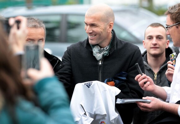 Zinédine Zidane, souriant au domaine du Haillan à Bordeaux le 11 avril 2013 où il suit un stage en vue de l'obtention de son diplôme d'entraîneur.