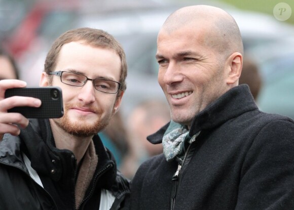 Zinédine Zidane et ses fans au domaine du Haillan à Bordeaux le 11 avril 2013 où il suit un stage en vue de l'obtention de son diplôme d'entraîneur.