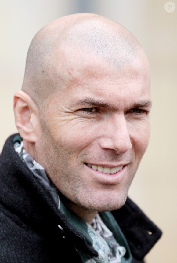 Zinédine Zidane de retour au domaine du Haillan à Bordeaux le 11 avril 2013 où il suit un stage en vue de l'obtention de son diplôme d'entraîneur.