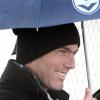 Zinédine Zidane, heureux malgré la pluie au domaine du Haillan à Bordeaux le 11 avril 2013 où il suit un stage en vue de l'obtention de son diplôme d'entraîneur.