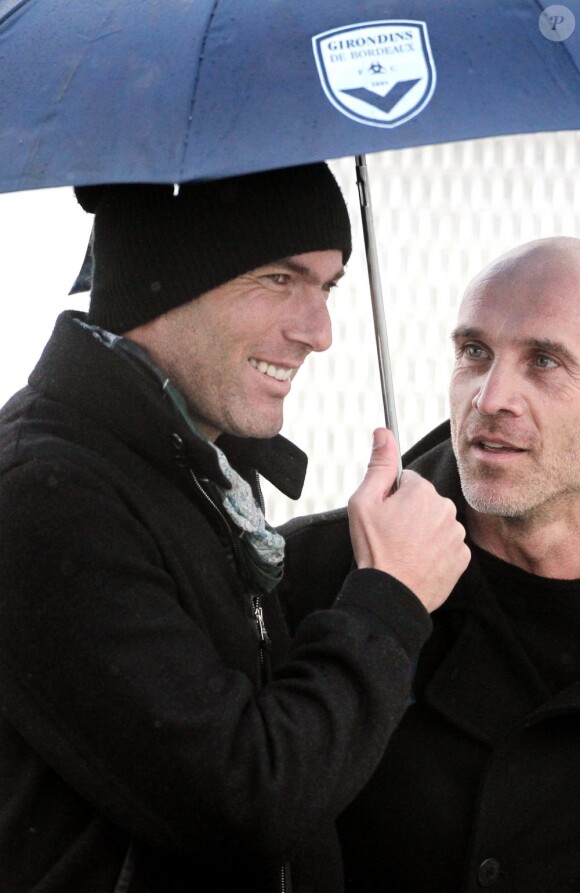 Zinédine Zidane, heureux malgré la pluie au domaine du Haillan à Bordeaux le 11 avril 2013 où il suit un stage en vue de l'obtention de son diplôme d'entraîneur.