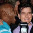 Mike Tyson s'apprête à mordre l'oreille de Charlie Sheen lors de l'avant-première de Scary Movie 5 au Cinerama Dome de Los Angeles le 11 avril 2013