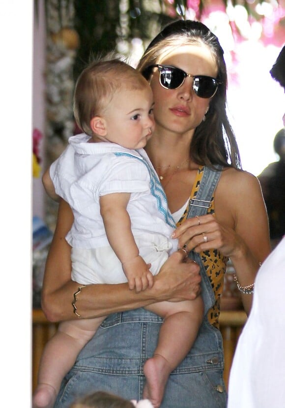 Le top model Alessandra Ambrosio a fêté son 32e anniversaire au restaurant The Ivy, avec sa famille, ses enfants et des amis, le 12 avril 2013.