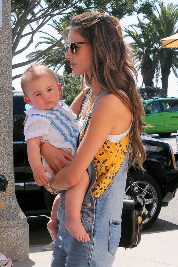 La belle Alessandra Ambrosio a fêté son 32e anniversaire au restaurant The Ivy, avec sa famille, ses enfants et des amis, le 12 avril 2013.