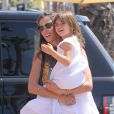 La divine Alessandra Ambrosio a fêté son 32e anniversaire au restaurant The Ivy, avec sa famille, ses enfants et des amis, le 12 avril 2013.