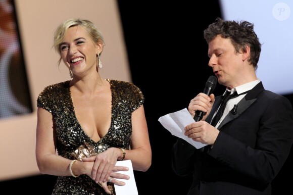 Kate Winslet au côté de Michel Gondry lors des César 2012.
