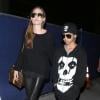 Angelina Jolie et son fils Maddox tout de noir vêtu à l'aéroport de Los Angeles le 12 avril 2013.