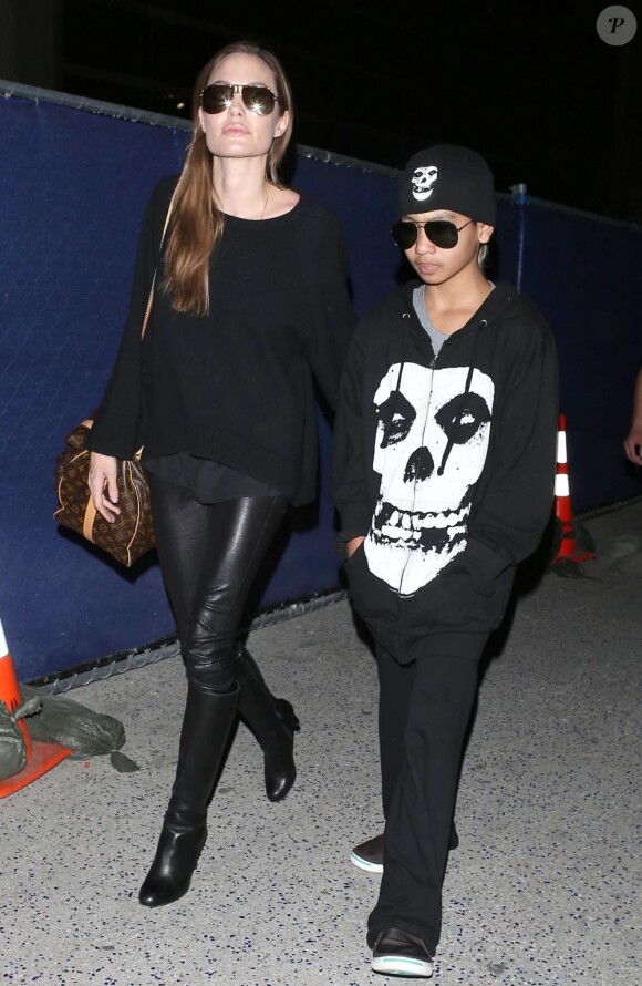 Angelina Jolie et son fils Maddox tout de noir vêtu à l'aéroport de Los Angeles le 12 avril 2013.