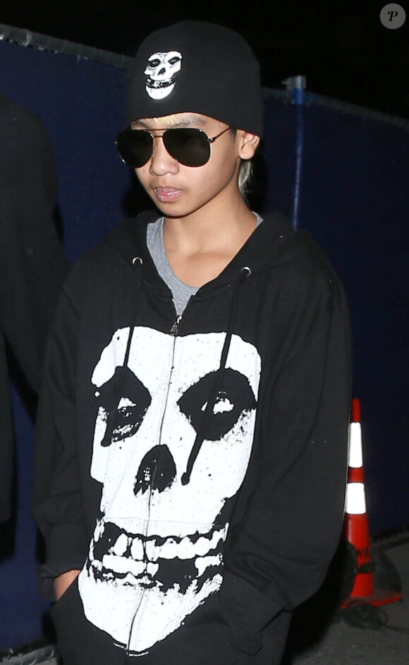 Maddox look tête de mort à son arrivée au côté de sa mère à l'aéroport de Los Angeles le 12 avril 2013.