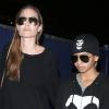 Angelina Jolie et son fils Maddox à l'aéroport de Los Angeles, le 12 avril 2013.