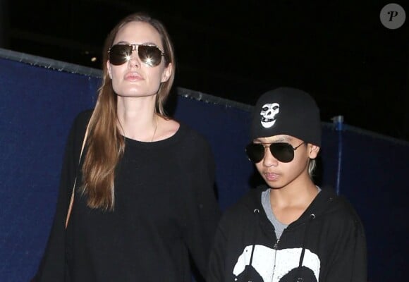 Angelina Jolie et son fils Maddox à l'aéroport de Los Angeles, le 12 avril 2013.