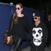 Angelina Jolie et son fils Maddox débarquent à l'aéroport de Los Angeles, le 12 avril 2013.