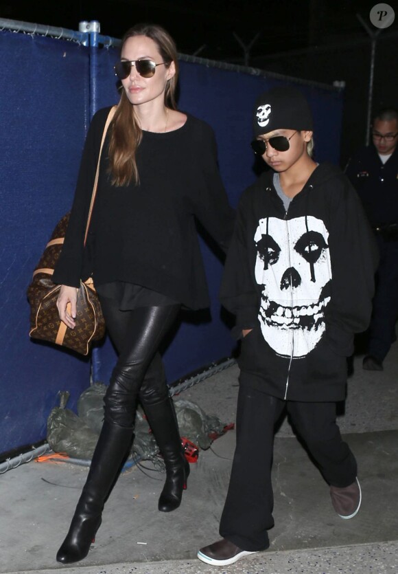 Angelina Jolie et son fils Maddox débarquent à l'aéroport de Los Angeles, le 12 avril 2013.