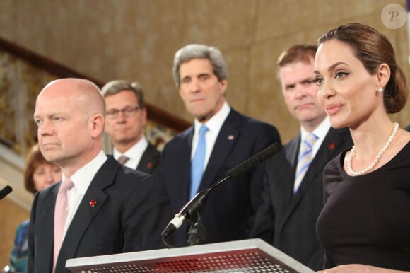 Angelina Jolie et William Hague au sommet du G8 à Londres le 11 avril 2013.