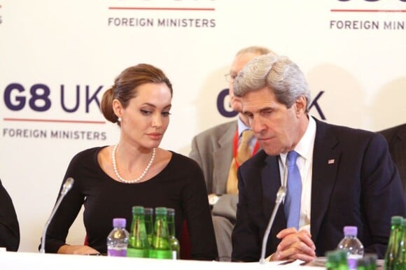 Angelina Jolie et John Kerry au sommet du G8 à Londres le 11 avril 2013.