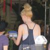 EXCLU - Ireland Baldwin fait du shopping avec une amie dans le quartier de Chinatown, à Los Angeles, le 6 avril 2013