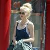 EXCLU - Ireland Baldwin, sexy et souriante, fait du shopping avec une amie dans le quartier de Chinatown, à Los Angeles, le 6 avril 2013