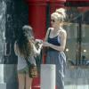 EXCLU - Ireland Baldwin fait du shopping avec une amie dans le quartier de Chinatown, à Los Angeles, le 6 avril 2013