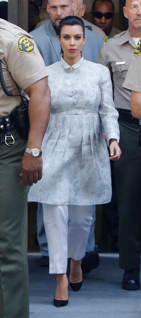 Kim Kardashian, enceinte et visiblement tendue, quitte le tribubal après une audience imposée. Los Angeles, le 12 avril 2013.