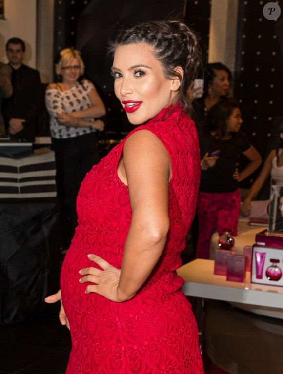 Kim Kardashian enceinte et habillée d'une robe rouge Valentino, présente son nouveau parfum Glam dans la boutique Kardashian Khaos de l'hôtel-casino The Mirage. Le 13 avril 2013.