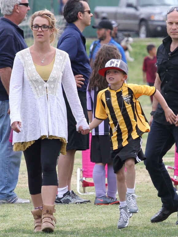 Britney Spears, fière maman, est allée voir ses fils Jayden et Sean Preston à leur match de football sur un terrain de Woodland Hills, le 14 avril 2013.