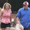 Britney Spears et son chéri David Lucado font des courses à Beverly Hills chez Ralph's Grocery Store à Los Angeles, le 13 Avril 2013.
