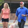 La chanteuse Britney Spears et son petit ami David Lucado font des courses à Beverly Hills chez Ralph's Grocery Store à Los Angeles, le 13 Avril 2013.