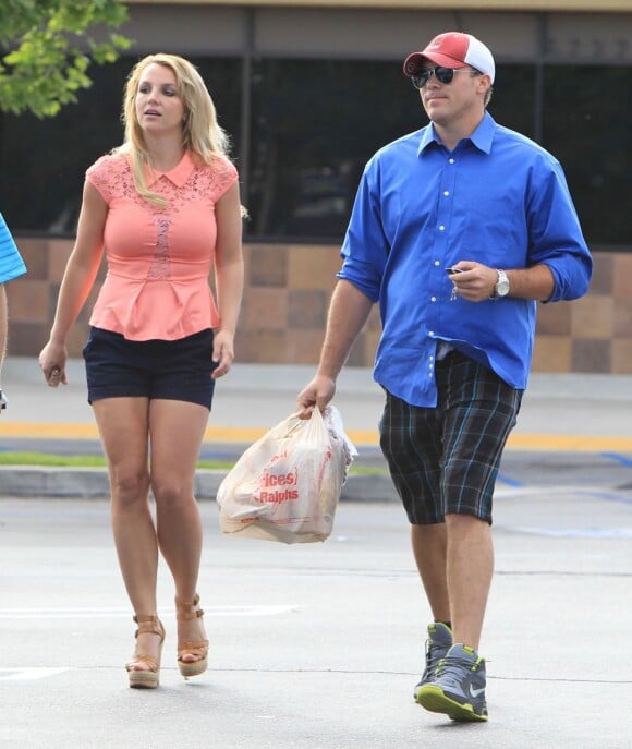 La chanteuse Britney Spears et son petit ami David Lucado font des courses à Beverly Hills chez Ralph's Grocery Store à Los Angeles, le 13 Avril 2013.