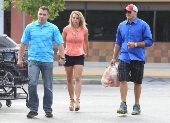 Britney Spears et son petit ami David Lucado font des courses à Beverly Hills chez Ralph's Grocery Store à Los Angeles, le 13 Avril 2013.