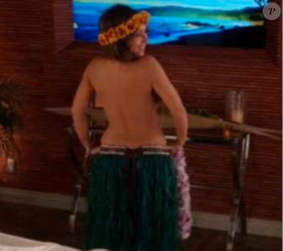 Jennifer Love Hewitt en danseuse tahitienne dans l'épisode Unanswered Prayers